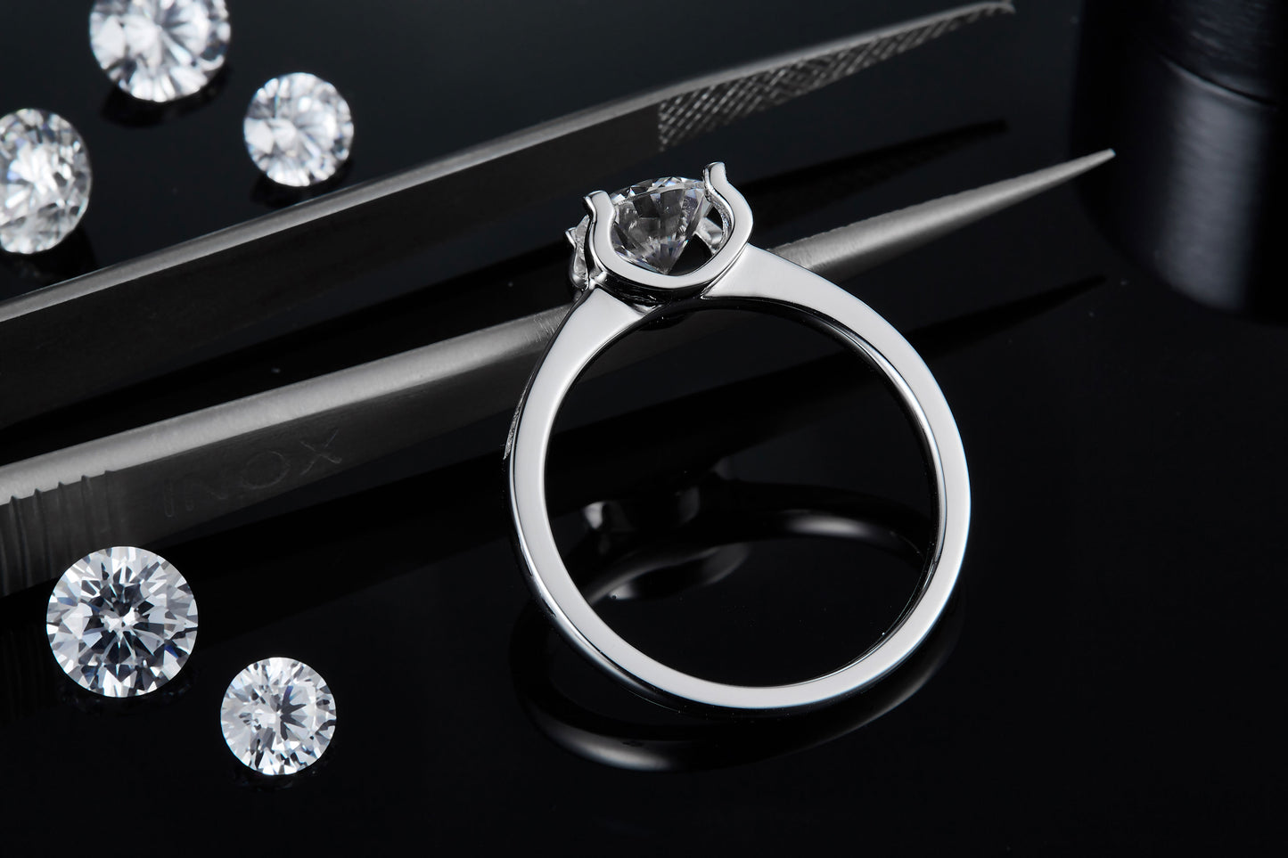 The Claw Of Light And Shadow - A Wedding Ring Set With 1-carat Top-quality Moissanite S925 Silver And Platinum-plated Diamond. The Ring Can Be Inspected With A Diamond Pen
