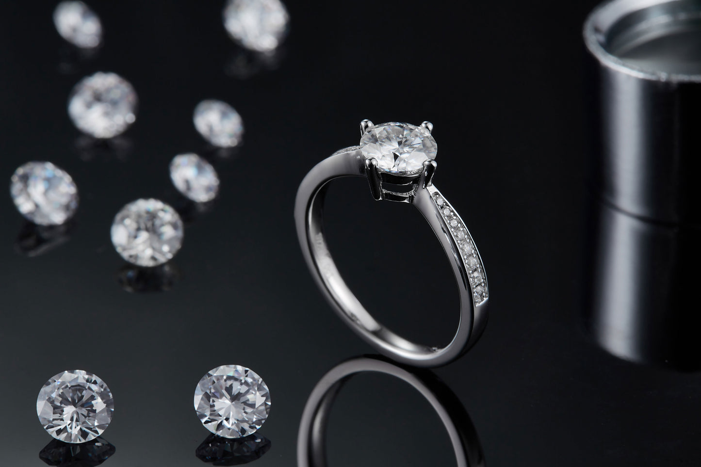 Moonlight City - A Wedding Ring Set With 1-carat Top-quality Moissanite S925 Silver And Platinum-plated Diamond. The Ring Can Be Inspected With A Diamond Pen
